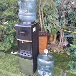 Dispensador De Agua Fría  Y  Calliente Incluye Los Dos Garrafones