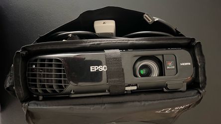 Epson EX5220 Projector – Approx. 95%+ Lamp Life Remaining – Remote & Case