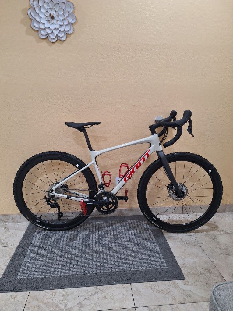 GIANT REVOLT 2 FULL CARBON ( FRAME/ WHEELS/ POST SEAT) SETUP TUBELESS CRAVEL BIKE 