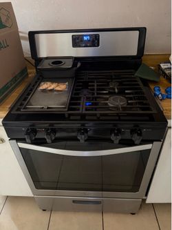 Black and stainless steel Gas whirlpool stove