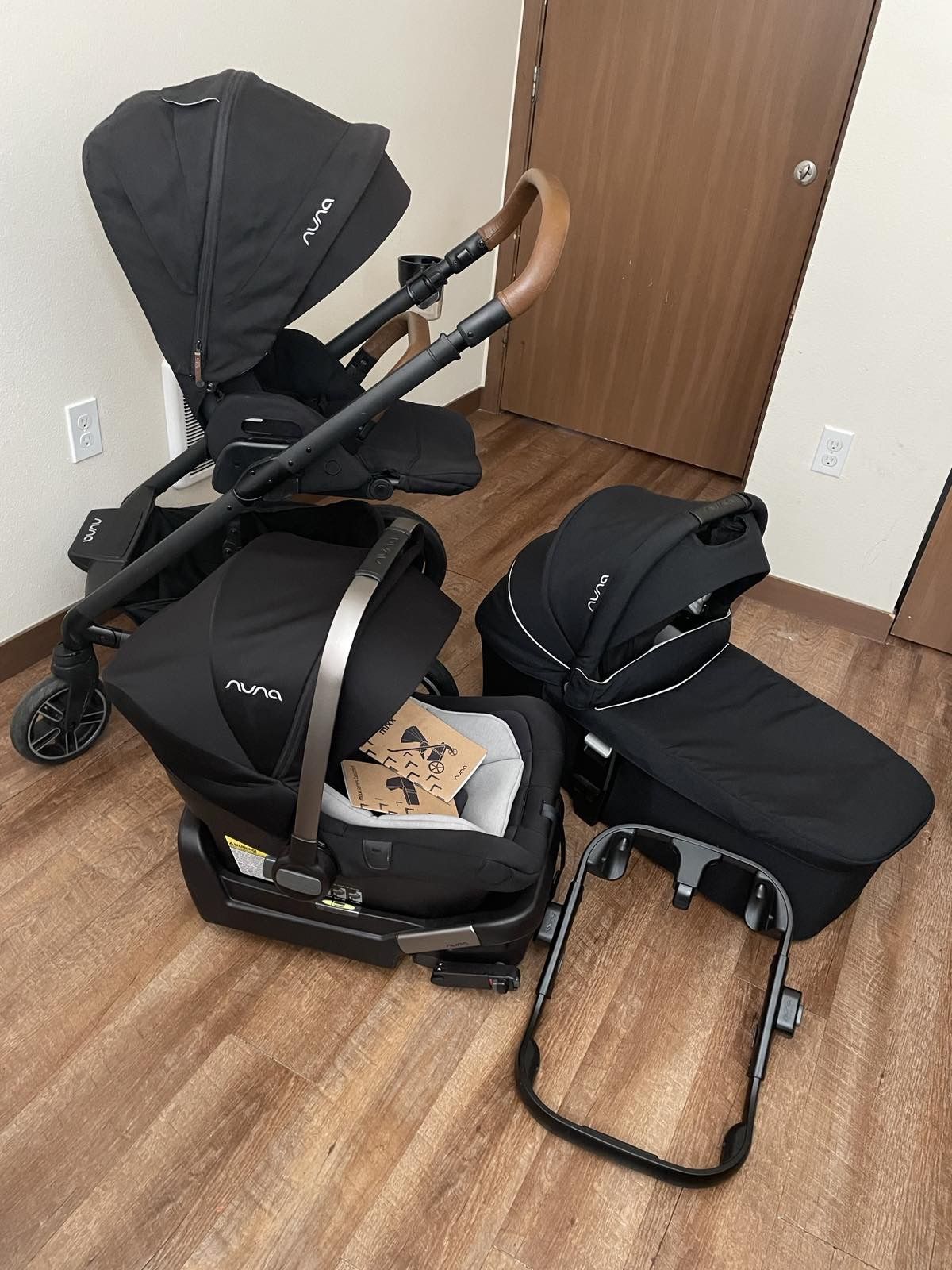 Nuna Stroller and car seat and bassinet 