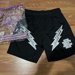 EE shorts size L