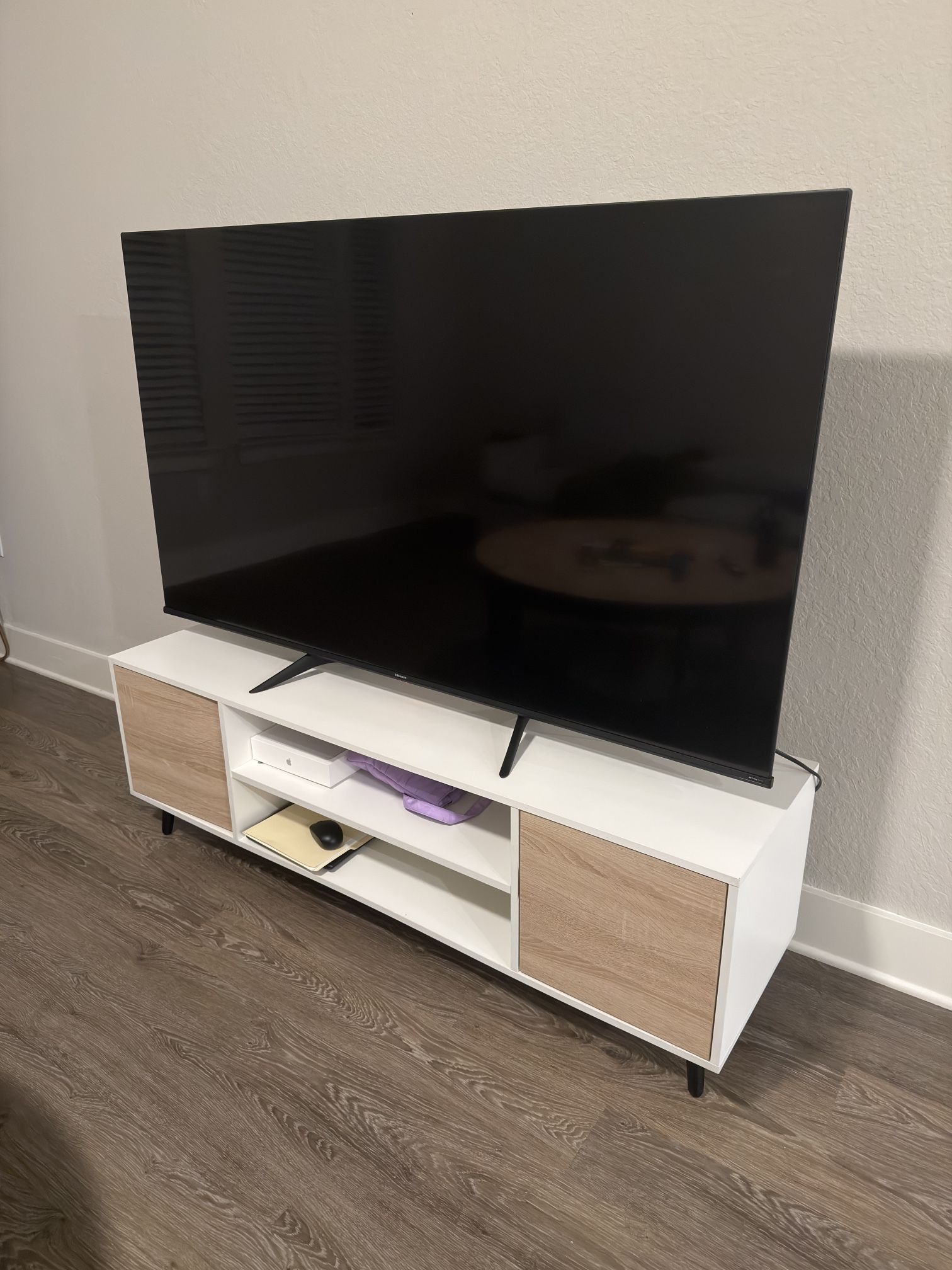 Vendo Tv Hisense 65” mas Mesa !