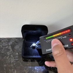 (TRYING TO THROW AWAY) VVS1 Engagement Ring Moissanite