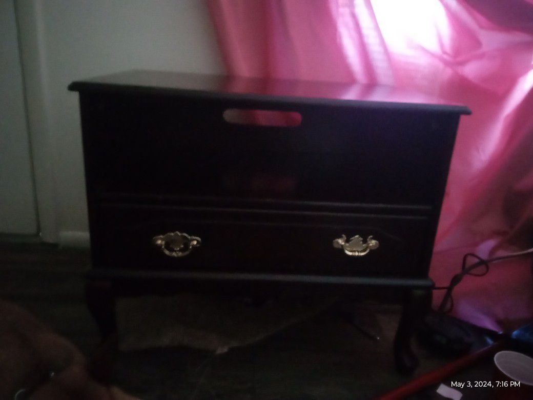 Pending Pick Up & Sale ()End Table 