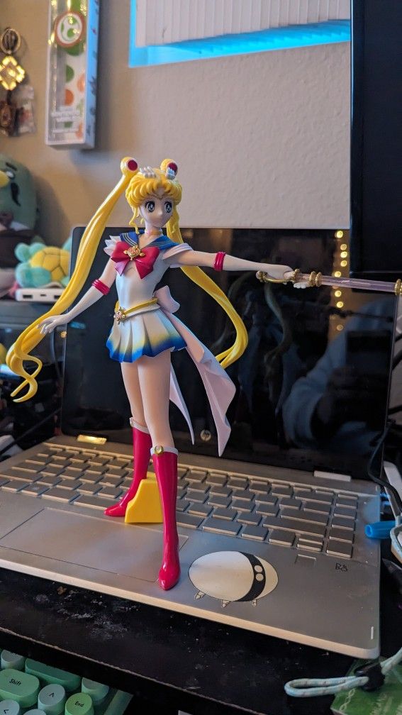 Sailor Moon Eternal Super Sailor Moon Figure