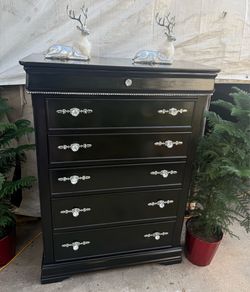 Beautiful classic style wooden dresser set black and silver has been re