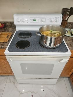 GE Spectra White Electric Range Stove