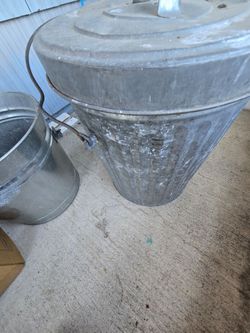 Metal bucket with lid