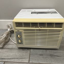 Arctic King 5,000 BTU 115V Mechanical Window Air Conditioner Runs Perfect gets super cold