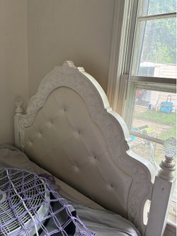Queen bedframe