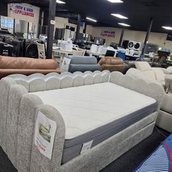 Upholstered Daybed with LED light 🚚WE DELIVER🚚