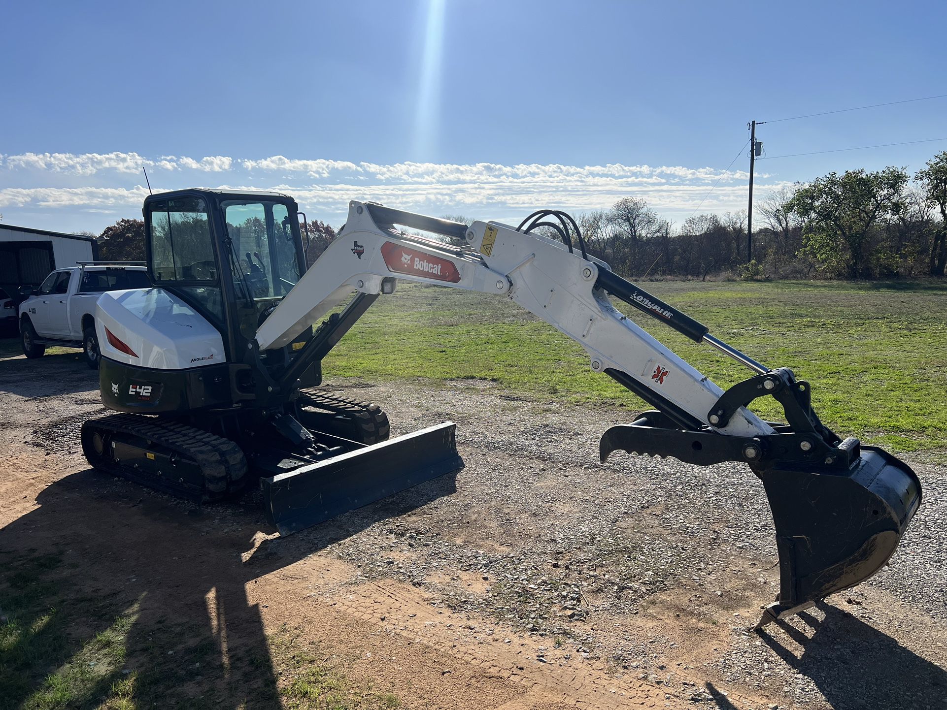 Bobcat E42R2 With Angle Blade, Hydraulic Thumb And AC Cab
