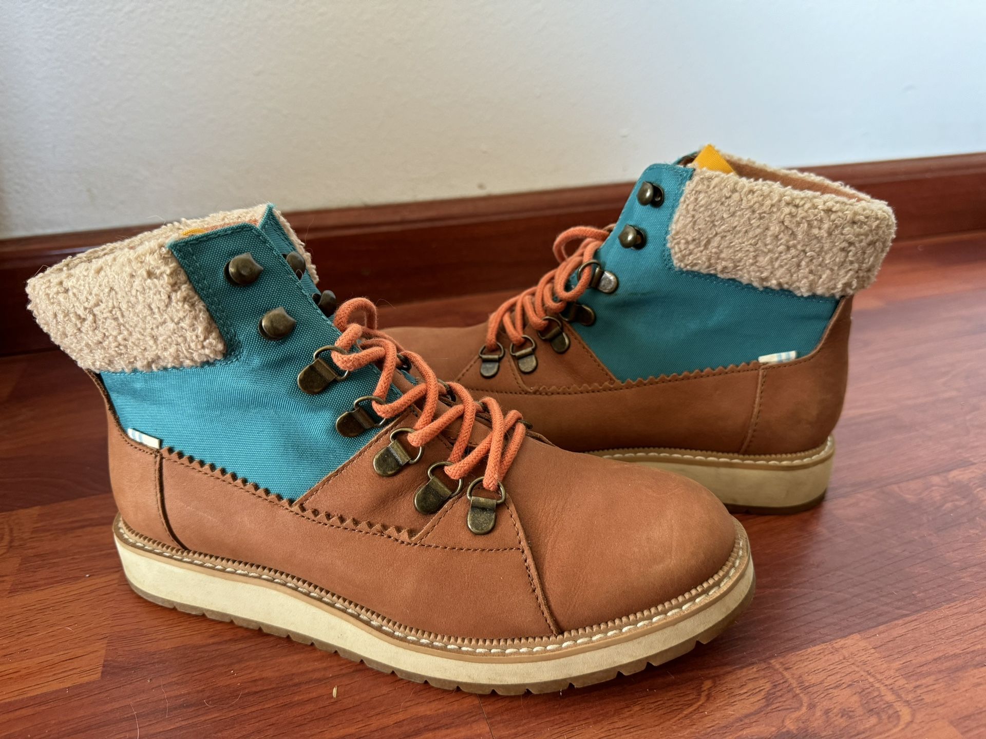 TOMS Mesa LIKE NEW Womens Waterproof Hazel Brown Leather Cuffed