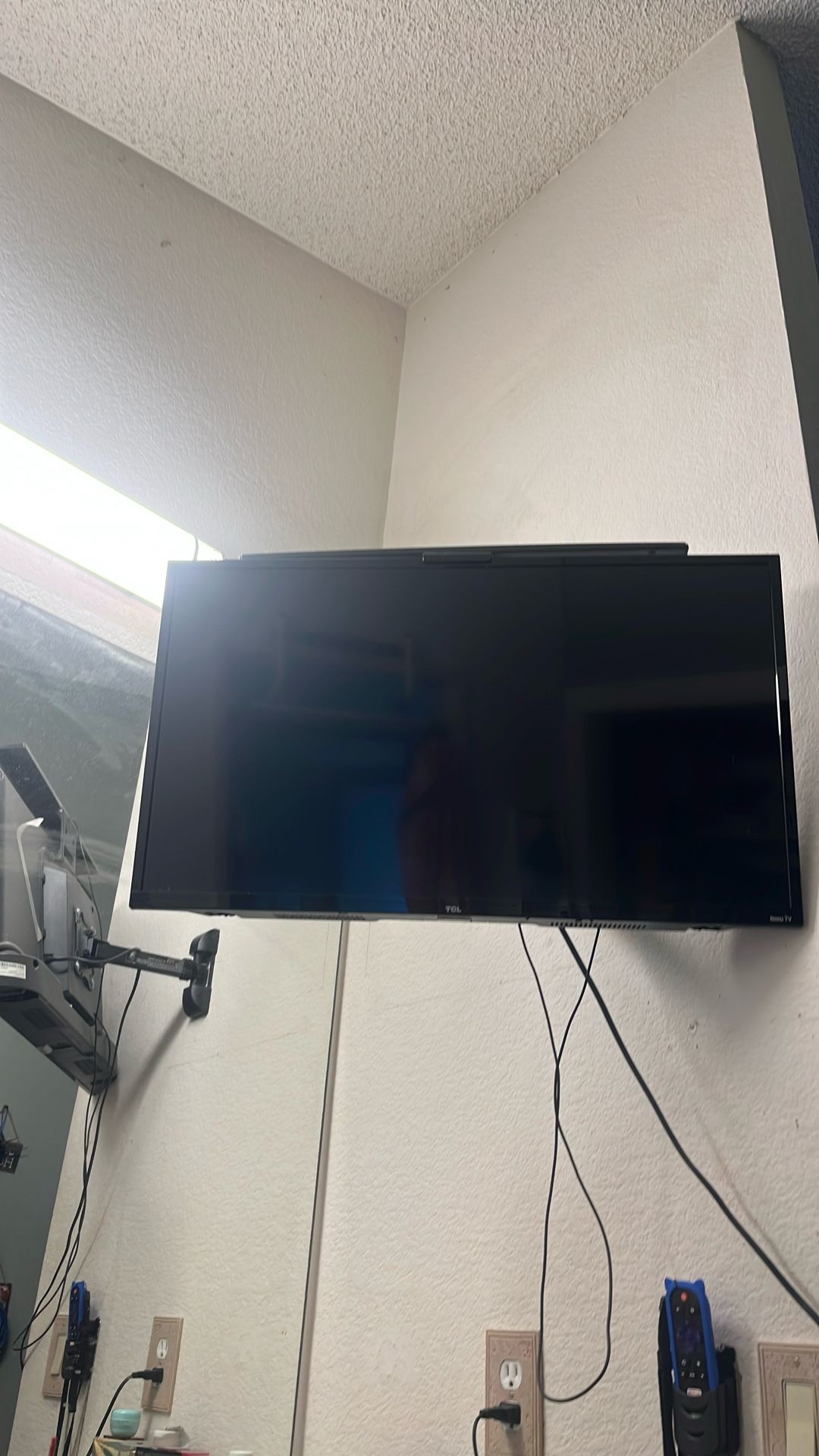 Not Working 28 In With Remote TCL ROKU TV Backlight Went Out/ With Wall Mount