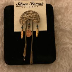 Vintage Goldtone Umbrella Shaped Brooch With Dangle Charms(silver Forest)