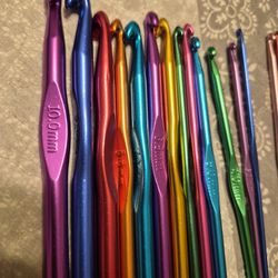 CROCHET HOOKS & ACCESSORIES