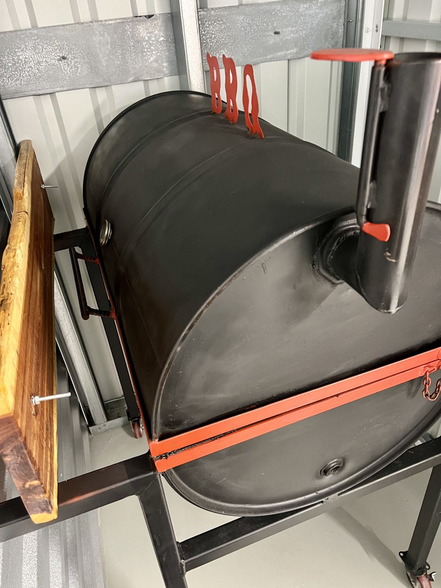 BEAUTIFUL LARGE BBQ GRILL WITH SOLID WOOD CHOPPING BOARD FOR SALE‼️$250