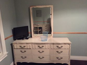 French Provincial 5 piece Furniture set