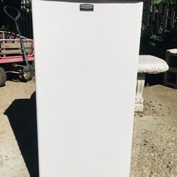 Commercial Bin Trash 🗑 Rubbermaid - With Pedal 