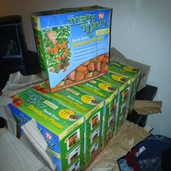 Tipsy Turvy Upside Down Strawberry Plantwrs Sox For 30$