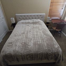 Queen Size Bed With Lamps And End Tables 