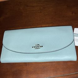 Coach Mint Green Leather Wallet – Fresh, Vibrant, & Full of That Signature Coach Charm!