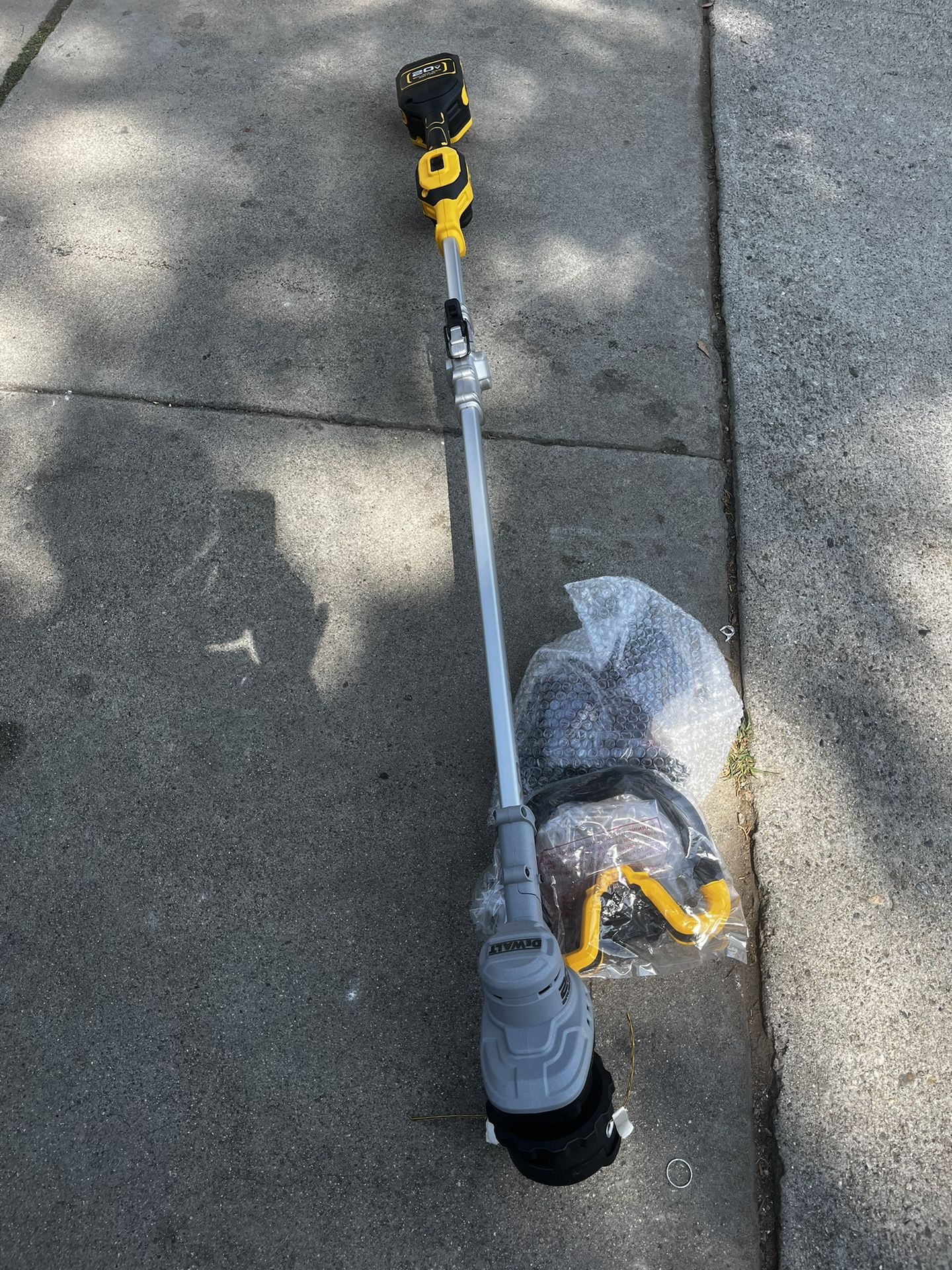 DEWALT 20V MAX 14 in. Brushless Cordless Battery Powered Foldable String Trimmer