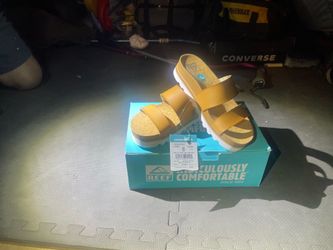 BRAND NEW WITH TAGS Women’s Reef Cushion Vista Hi Platform Slides Size 8