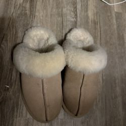 Ugg Slipper Size 6 Women’s