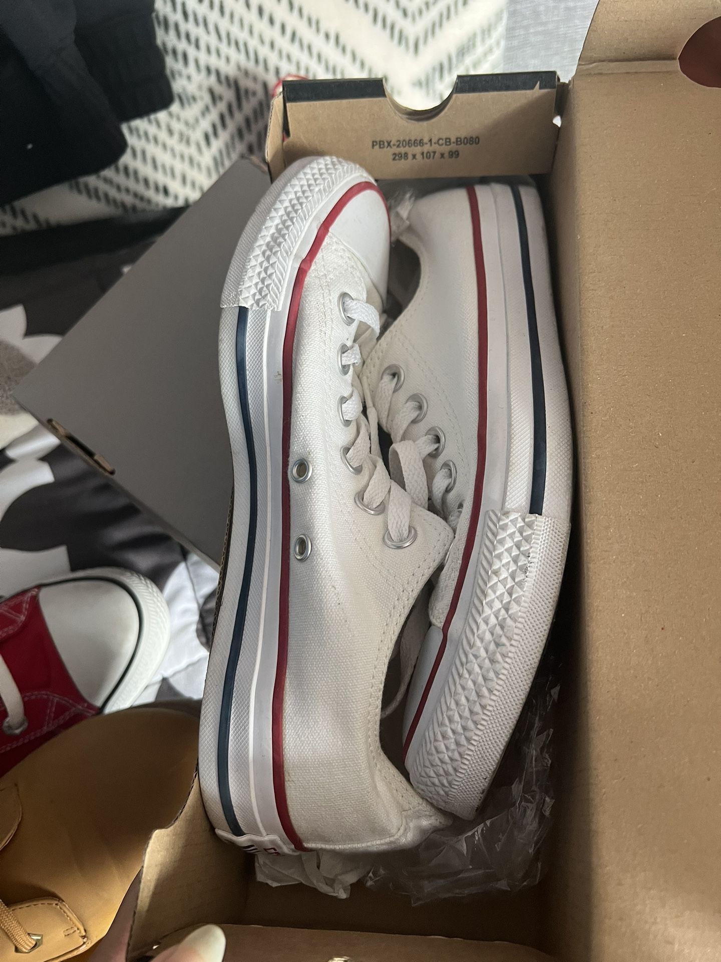 Converse Size 7 Women’s 