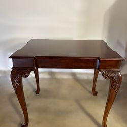 Vintage Ethan Allen Burl Mahogany Queen Anne Style Solid Wood End / Side / Accent Table