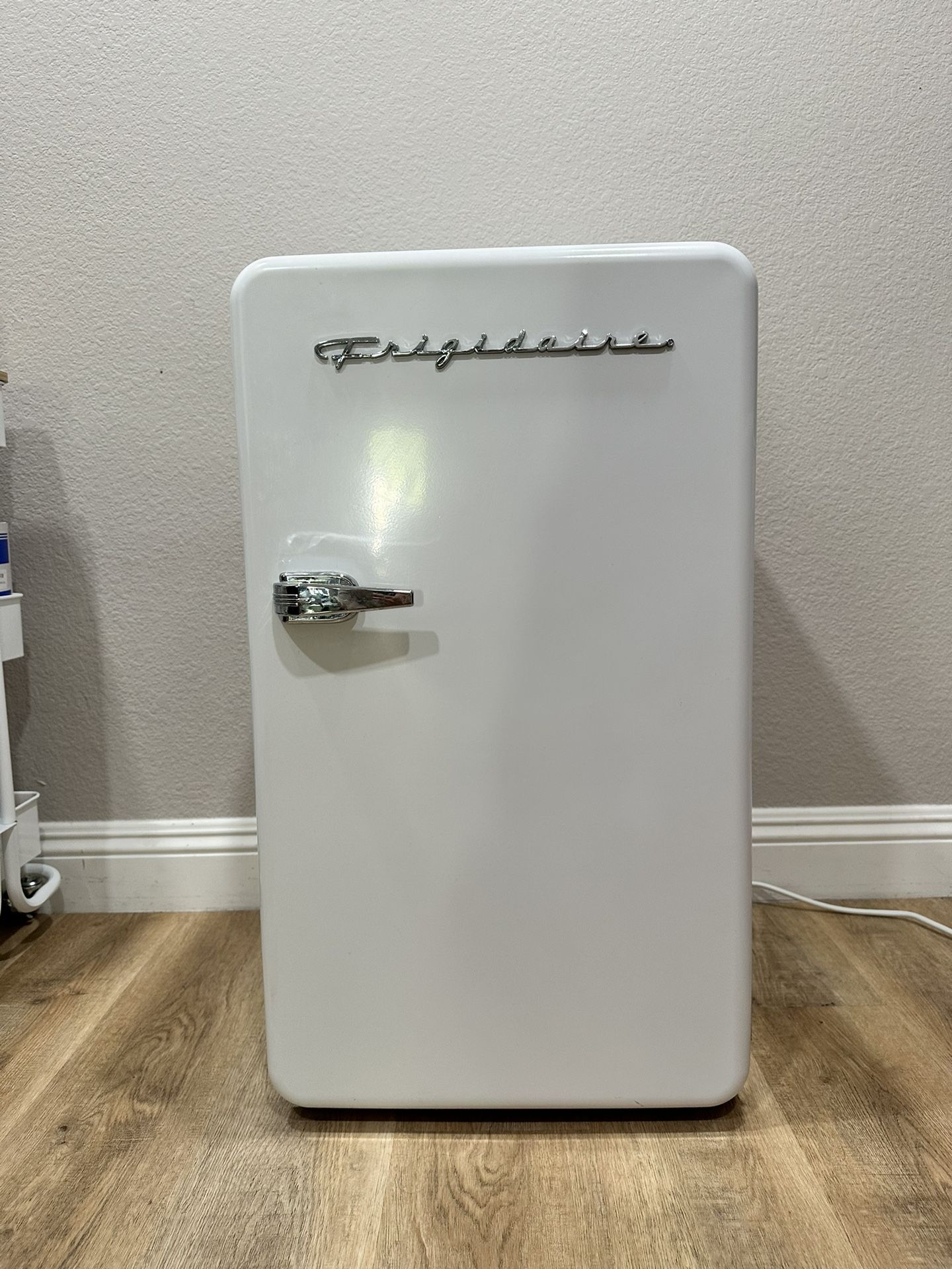 Frigidaire mini fridge for Sale in Santa Clarita, CA OfferUp