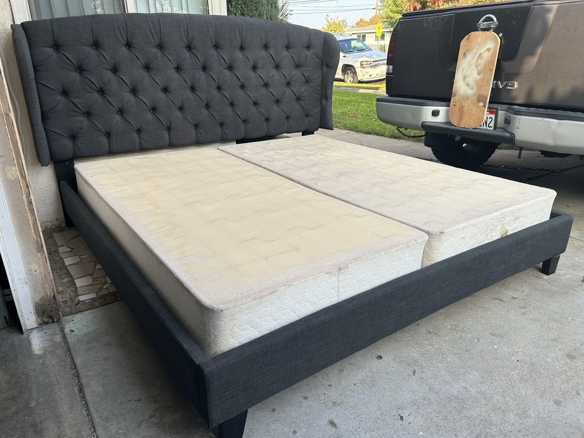 BONITO MARCO PARA CAMA KING SZ TAPIZADO COLOR GRIS CON BOX SPRING NO COLCHÓN USADO BUENA CONDICIÓN