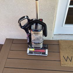 Shark Lift Away With Powerfins Hair Odor