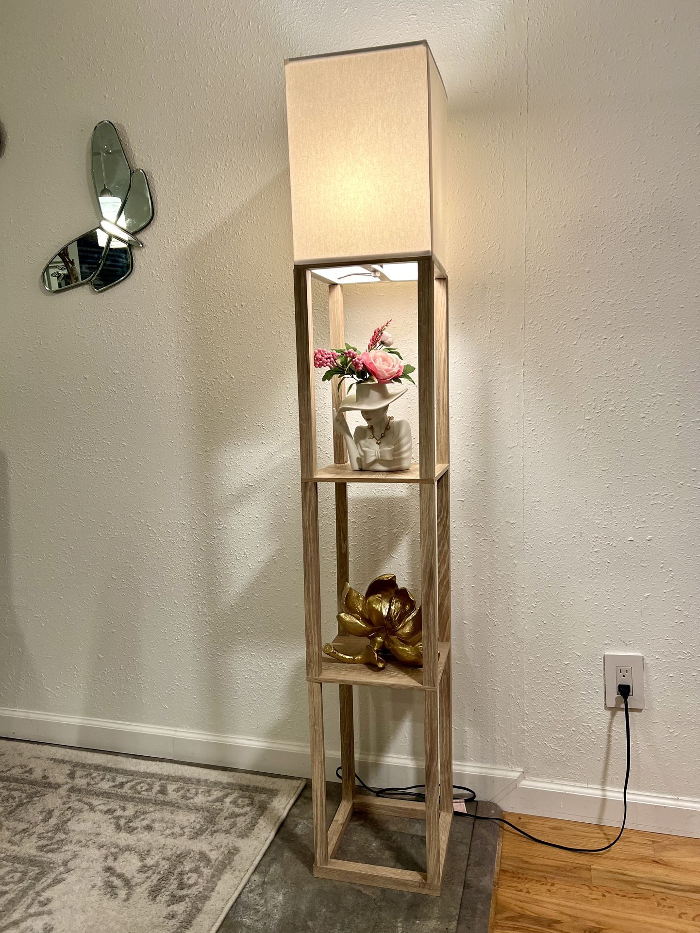 Lámpara De Piso Con Estantes $35