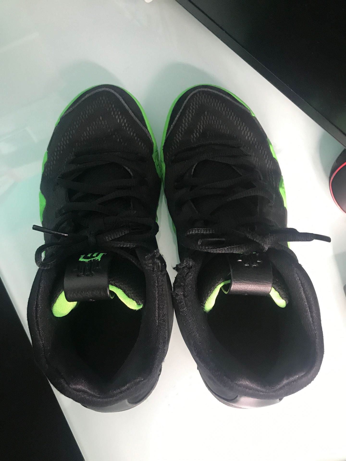 Nike Kyrie Black Halloween Green Boys Size7Y Basketball shoes