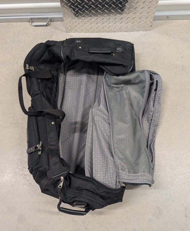 Travel Duffel With Retractable Wheels 