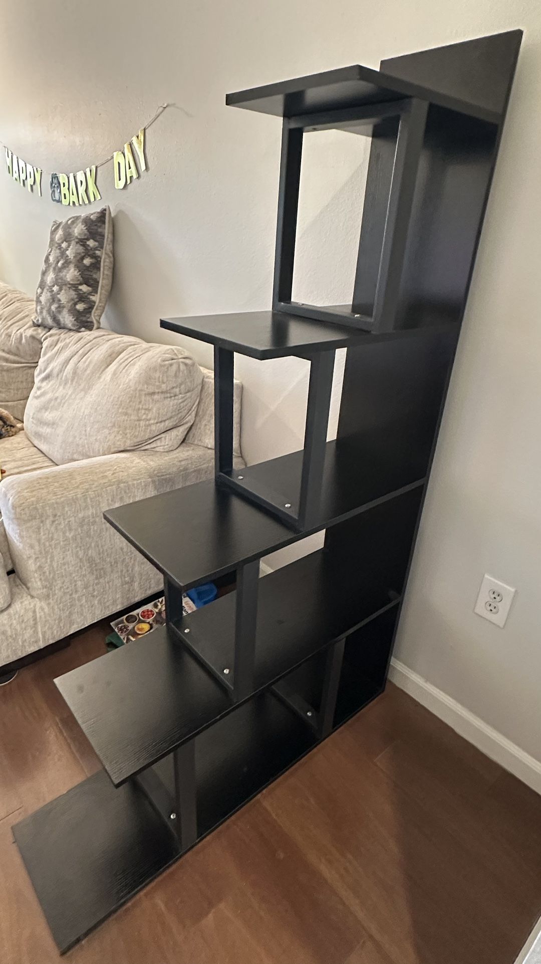 Bookshelf / Display Shelf – MOVING
