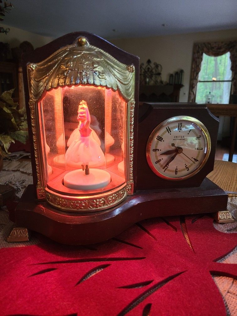 United Sessions Vintage Ballerina Clock