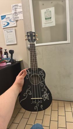 Custom ukulele (case included)