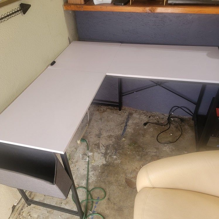 White Corner Desk With Metal Frame