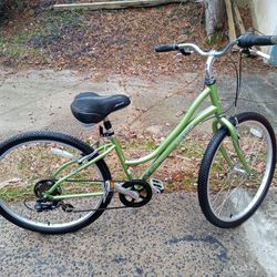 Beautiful Like New Raleigh Venture Comfort Bike In Gently Used Condition Ready To Ride 