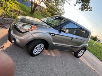 Kia Soul Hatchback – Gray