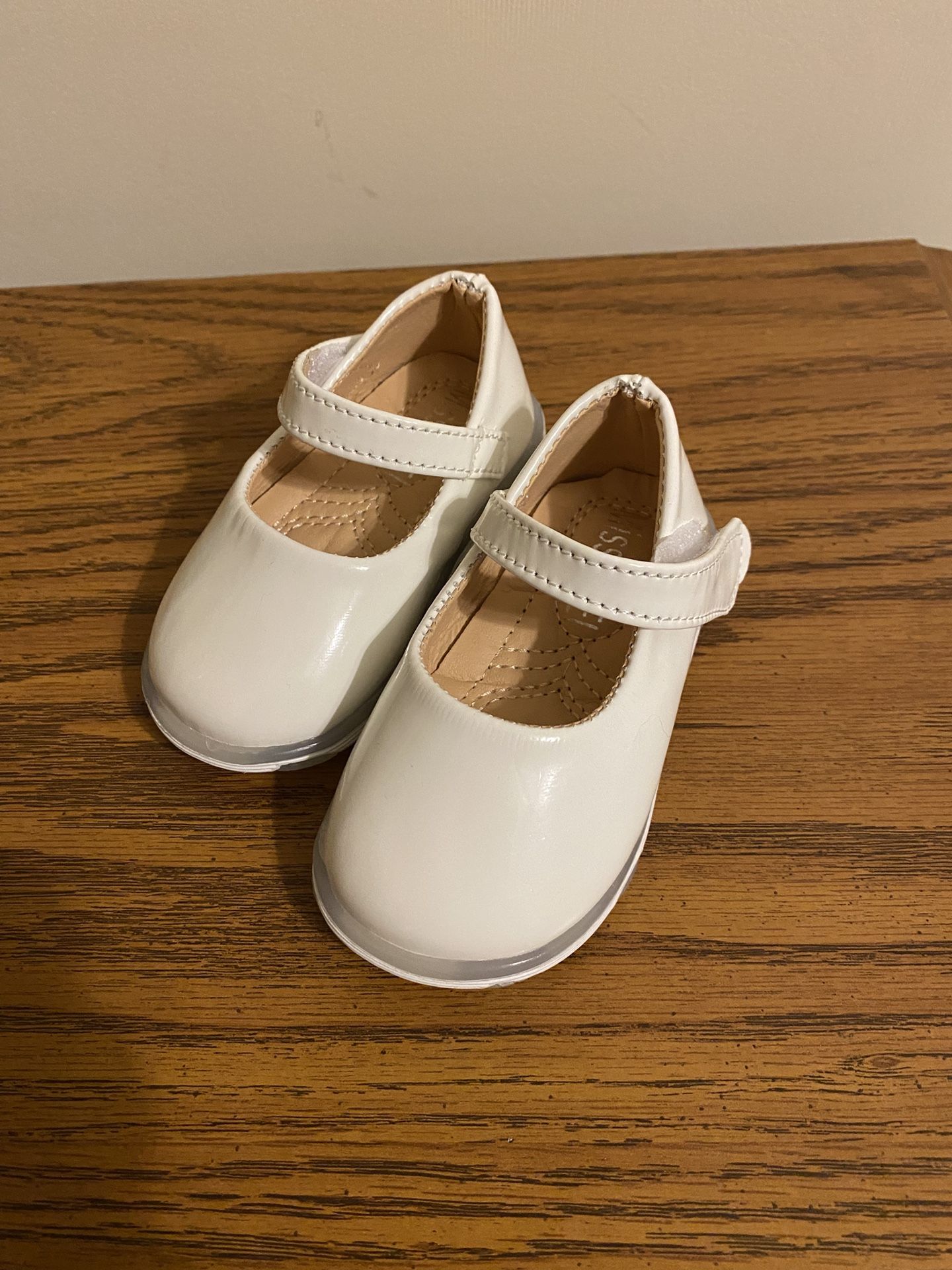 Like New Miss-Amel Cream Color Patent Leather Mary Jane Shoes That Light Up Size 16 Or American Size 1 -0-6 Months