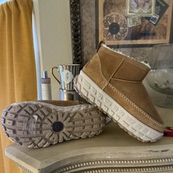 UGG VENTURE DAZE ..SIZE 10 Men.. WORE HLF A DAY ,NOT MY STYLE … $100 THEY RUN BTWN$140-200… 