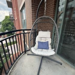 Egg Chair - Location Falls  Church 