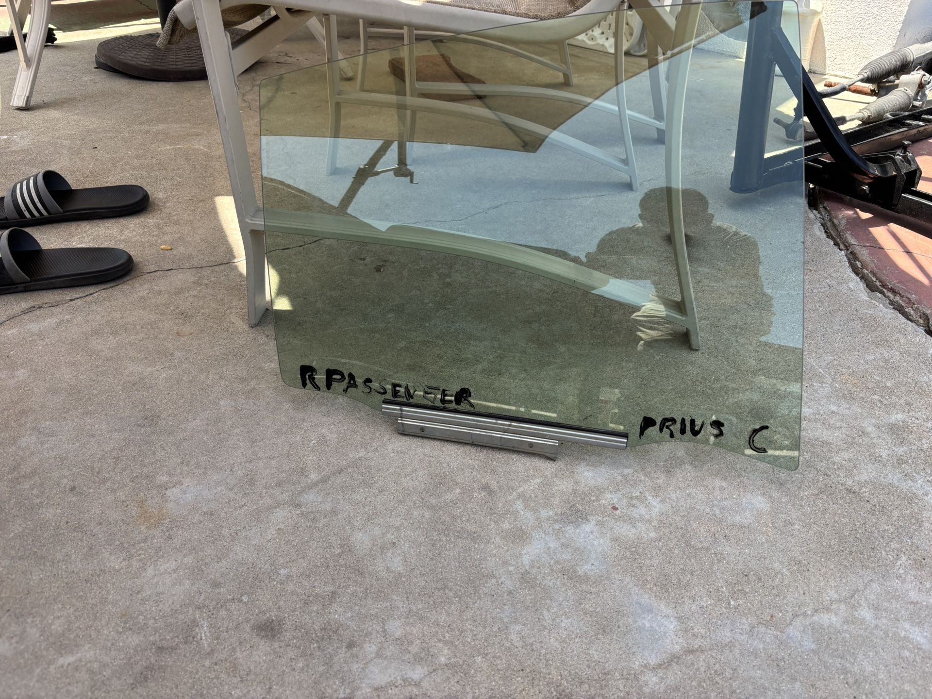 PASSENGER REAR DOOR WINDOW GLASS FOR 2012-2019 TOYOTA PRIUS C OEM.