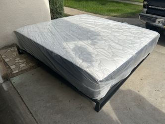 PLATAFORMA DE METAL BAJITA KING SIZE DE 7” CON COLCHÓN DE 13” DE GRUESO TODO NUEVO