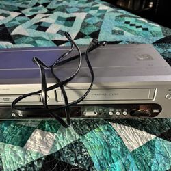 Magnavox  Dual VHS/cd/dvd 